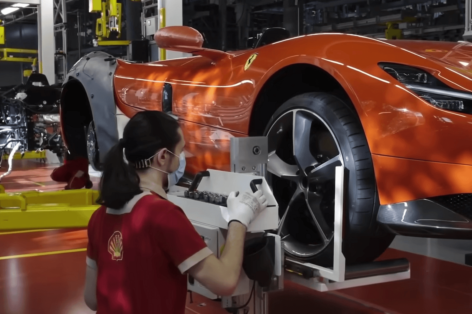 All’interno della gigantesca fabbrica Ferrari – Linea di produzione di supercar