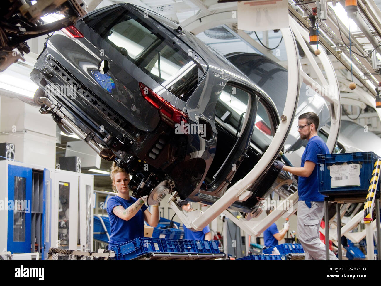 Linea di produzione Volkswagen GOLF 8 – Fabbrica di automobili Volkswagen